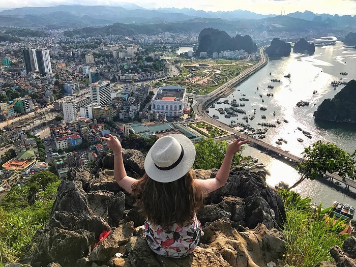 Núi Bài Thơ Hạ Long vẻ đẹp như tranh vẽ